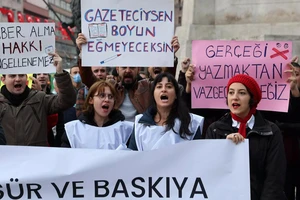 Người dân, nhà báo và các đảng đối lập Thổ Nhĩ Kỳ phản đối mạnh mẽ đạo luật mới do đảng AKP cầm quyền của Tổng thống Erdogan đề xuất.