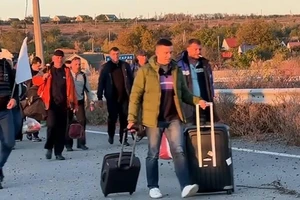 Các thủy thủ Nga trở về nhà sau cuộc trao đổi tù nhân giữa Moscow và Kiev vào ngày 17-10.