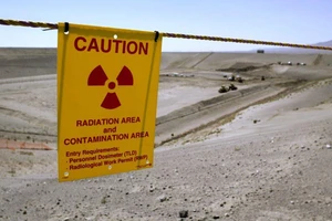 Biển cảnh báo khu vực nhiễm phóng xạ hạt nhân tại Mỹ.