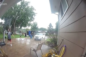 Đoạn video ghi lại cảnh anh chàng shipper thực hiện thành công cú ném bóng rổ chỉ bằng một tay khiến đám trẻ phấn khích.