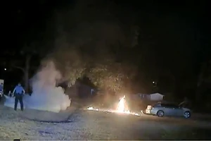 Đoạn video ghi lại khung cảnh lửa bùng phát dữ dội từ người thanh niên sau khi cảnh sát bắn súng điện trúng chiếc ba lô chứa đầy xăng canh này mang trên lưng. Nguồn: CNN