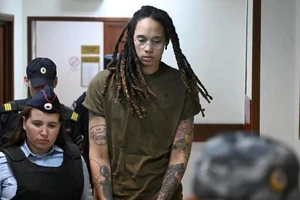 Siêu sao bóng rổ Mỹ Brittney Griner được đưa đến tòa án lúc mới bị bắt.
