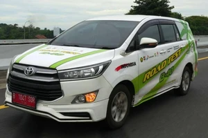 Chiếc xe ô tô nhỏ hiệu Innova Toyota chạy trên đường trong cuộc thử nghiệm sử dụng nhiên liệu bằng dầu cọ ở Indonesia.