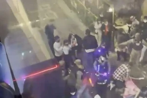 Nhân viên y tế và lực lượng cảnh sát có mặt để hỗ trợ hô hấp nhân tạo cho các nạn nhân sau vụ giẫm đạp.