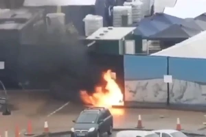 Ngọn lửa lớn bùng phát sau khi một người đàn ông ném 3 quả bom xăng vào trụ sở quản lý người nhập cư ở Anh hôm 30-10.