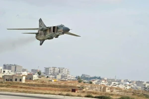 Một chiếc máy bay chiến đấu MIG-23 của không quân Syria hạ cánh xuống căn cứ không quân Hama gần TP Hama, tỉnh Hama, Syria.