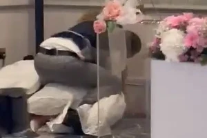 Đoạn video ghi lại cảnh chú rể trét bánh kem lên mặt cô dâu một cách mạnh bạo khiến cộng đồng mạng phẫn nộ. 