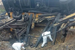 Các chuyên gia pháp y đang điều tra địa điểm tên lửa rơi xuống làng Przewodow, Ba Lan vào ngày 16-11