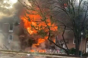 Ngọn lửa lớn bùng phát sau vụ nổ tại khu chung cư Pacific Oaks ở TP Gaithersburg, quận Montgomery (bang Maryland, Mỹ) vào sáng ngày 16-11.