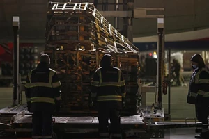 Tên lửa chống tăng Javelin và các thiết bị quân sự khác do phương Tây viện trợ cho Ukraine đáp xuống sân bay Borispol gần thủ đô Kiev.