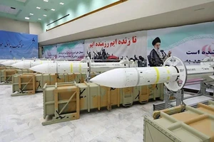 Một loạt những quả tên lửa phòng không Sayyad-3 trong lễ khánh thành dây chuyền sản xuất tại một địa điểm bí mật ở Iran.