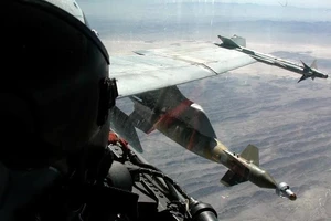 Một máy bay chiến đấu mang bom dẫn đường bằng laser do Mỹ sản xuất và tên lửa Sidewinder. 