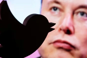 Tỉ phú Elon Musk cùng logo nền tảng mạng xã hội Twitter.