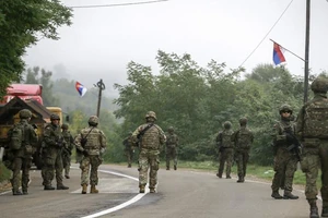 Các binh sĩ KFOR tuần tra gần biên giới Kosovo-Serbia vào ngày 2-10-2021.