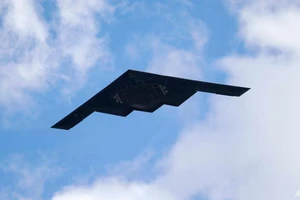 Một chiếc máy bay ném bom tàng hình B-2 xuất phát từ Căn cứ Không quân Whiteman vào ngày 8-5-2020.