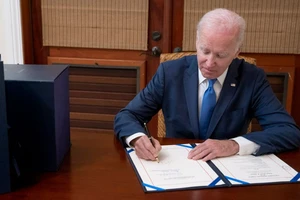 Tổng thống Mỹ Joe Biden ký dự luật chi tiêu trị giá 1,7 nghìn tỉ USD cho các mục tiêu trong năm 2023.