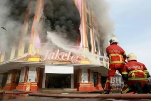 Một vụ cháy lớn đã xảy ra tại cửa hàng may mặc lớn ở Malaysia ngày 1-1.