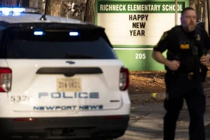 Cảnh sát có mặt tại trường Tiểu học Richneck sau vụ cậu bé 6 tuổi nổ súng bắn trọng thương một nữ giáo viên ở TP Newport News, bang Virginia, vào ngày 6-1.