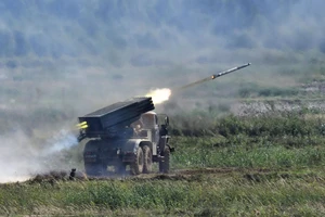 Hệ thống pháo phản lực bắn loạt Tornado-G tại trường bắn Alabino bên ngoài thủ đô Moscow.