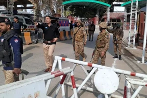 Cảnh sát và quân đội dọn đường cho xe cứu thương đi vào khu vực xảy ra vụ nổ tại một nhà thờ Hồi giáo ở TP Peshawar, Pakistan. 