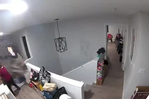 Tảng đá khổng lồ lăn như tên bắn xuyên qua ngôi nhà của cô Sasaki.