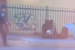 Đoạn video quay lại cảnh Lowe tìm cách chạy thoát khỏi cảnh sát bằng tay và 2 chân bị cụt tới đầu gối.