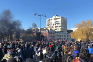 VIDEO: Biểu tình phản đối tăng tuổi nghỉ hưu biến thành bạo lực rực lửa ở Pháp