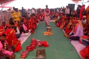 1.008 cặp đôi cùng đám cưới tập thể tại TP Varanasi, phía bắc Ấn Độ, vào ngày 12-2.