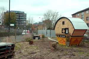 Harrison Marshall xây ngôi nhà đầy đủ tiện nghi cho riêng mình tại một bãi rác ở thủ đô London.