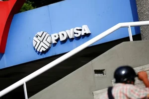 Một trạm xăng có logo của tập đoàn dầu khí nhà nước Venezuela PDVSA.