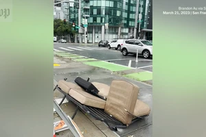 VIDEO: Gió lớn thổi bay sofa từ chung cư xuống đường