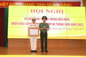 Thiếu tướng Đinh Văn Nơi được tặng thưởng Huân chương Chiến công hạng Nhất 