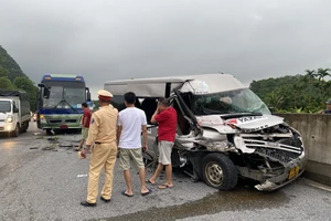 Va chạm liên hoàn, đầu xe chở công nhân bẹp rúm