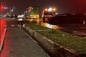 Xe máy tông vào dải phân cách khi trời mưa, 2 người thương vong