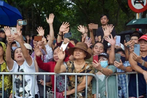 Người dân Hải Phòng tiễn biệt Phó Thủ tướng Lê Văn Thành trong cơn mưa