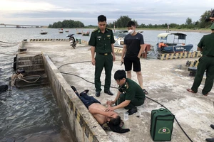Biên phòng cứu kịp 1 người say nhảy cầu tự tử