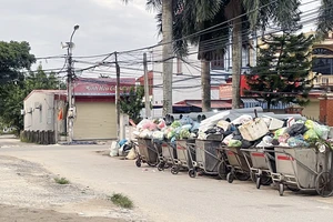 Người dân phải cửa đóng then cài vì rác tập kết sát khu dân cư