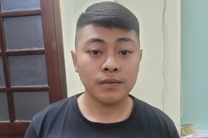 Bị trúng đạn khi đang đi trên cầu Bài Thơ 