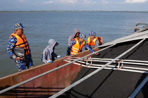 Hải Phòng bắt giữ tàu chở 1.000 tấn than lậu