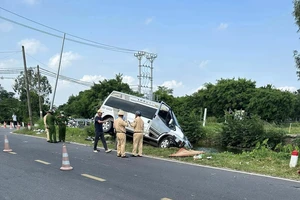 Hải Phòng: Ô tô 16 chỗ gây tai nạn khiến 2 người thương vong