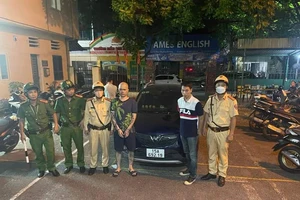 Bị bắt vì lái ô tô đi vào đường cấm còn tấn công lực lượng chức năng