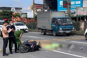 Va chạm với container trên Quốc lộ 5, 2 người đi xe máy tử vong