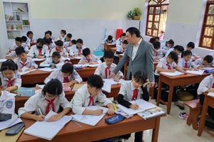 Người thầy giáo thị lực kém và tâm huyết hơn 20 năm ‘đưa đò’