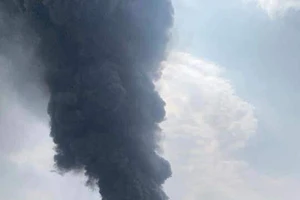 Hải Phòng: Cháy xưởng, khói đen bốc cao hàng trăm mét