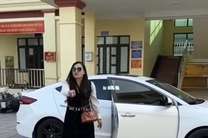 Người phụ nữ vào trụ sở công an xã lớn tiếng: 'Gọi trưởng công xã ra đây gặp tao'