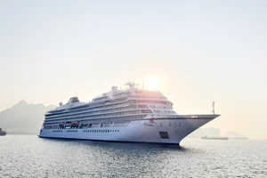 Tàu du lịch Trung Quốc đưa khách thăm quan Quảng Ninh sau COVID-19