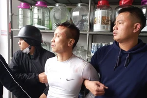 Khống chế người đàn ông nghi ngáo đá, cầm búa, gạch ném xuống đường