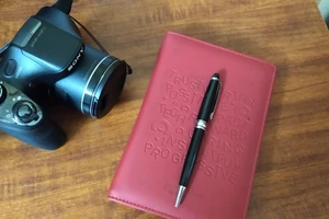 1 phóng viên bị giật điện thoại, thẻ nhớ máy ảnh ném xuống biển khi đang tác nghiệp