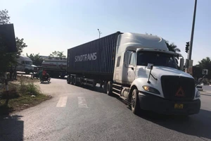 Xe máy va chạm với container, hai người thương vong