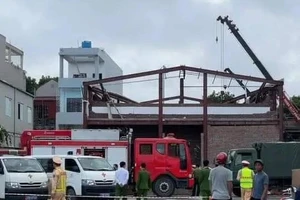 Sập mái nhà đang thi công ở Thái Bình, 8 người thương vong